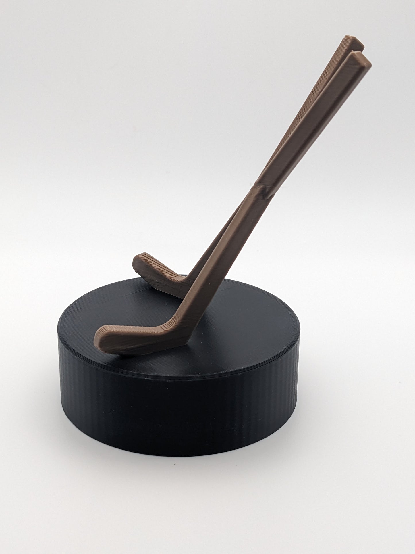 Hockey Puck Phone Holder with Crossed Hockey Sticks – 3D Printed