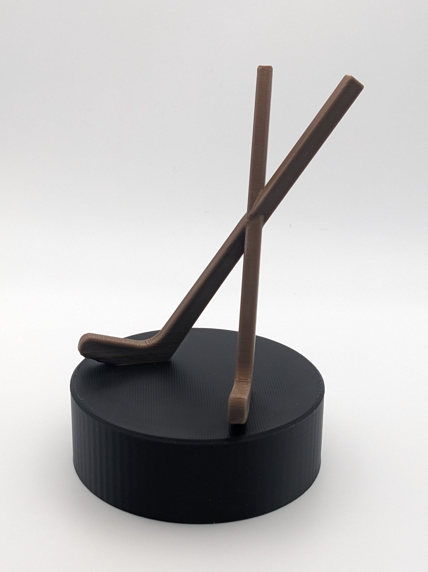 Hockey Puck Phone Holder with Crossed Hockey Sticks – 3D Printed